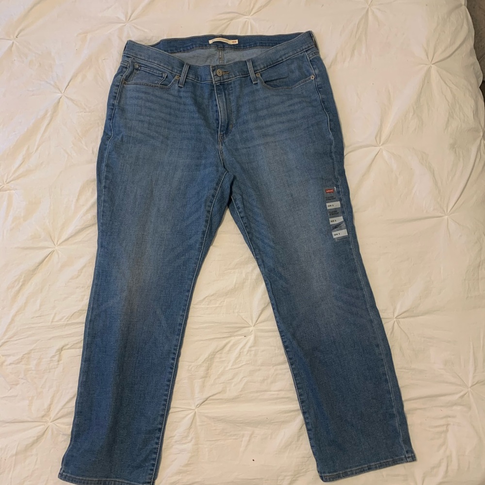 *NEW NEVER WORN* Classic Straight Levi’s